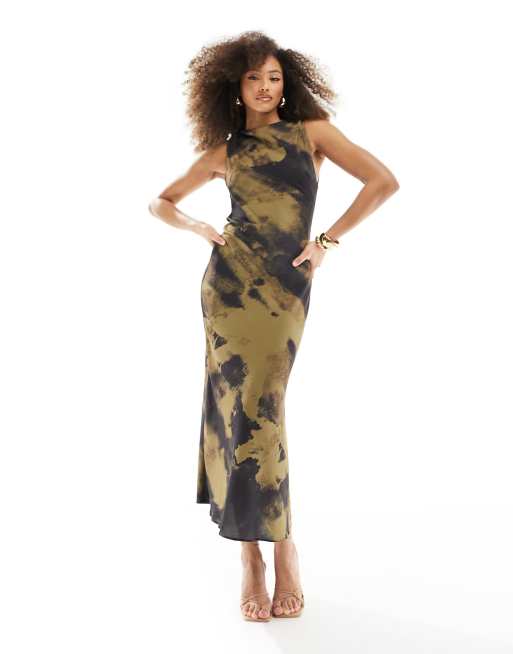 ASOS DESIGN - Mouwloze satijnen midi jurk met gedrapeerde halslijn en abstracte print in kaki