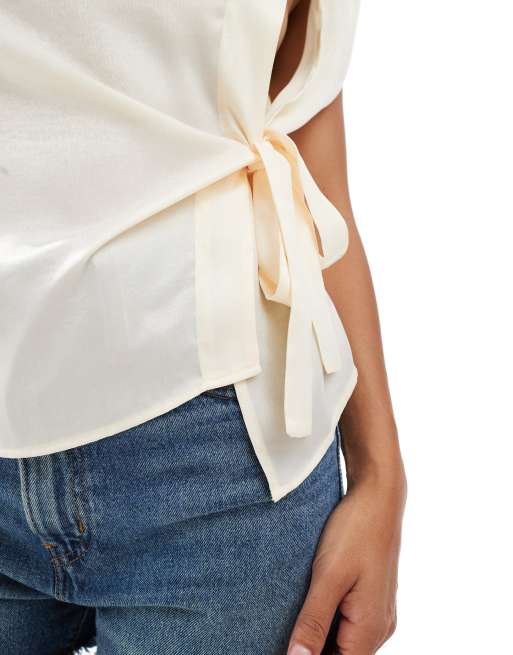 ASOS DESIGN - Mouwloze satijnen top met gestrikte zijkant in crème, 2 van 4