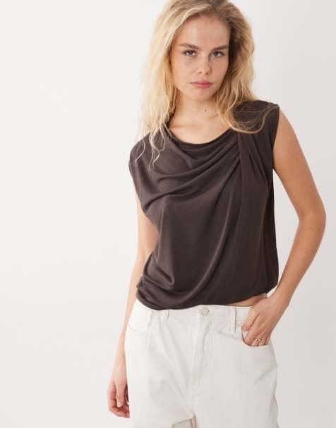 ASOS DESIGN - Mouwloze top met overslag bij de hals in chocoladebruin - view 1
