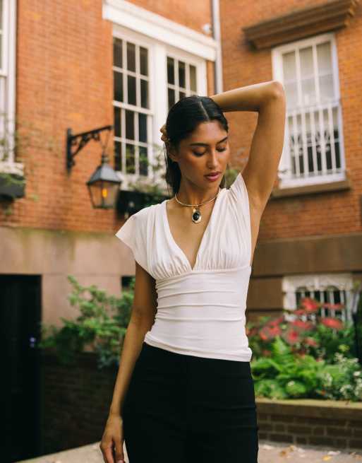 ASOS DESIGN - Mouwloze top van polyamide met diep decolleté en gestrikte achterkant in crème, 5 van 8