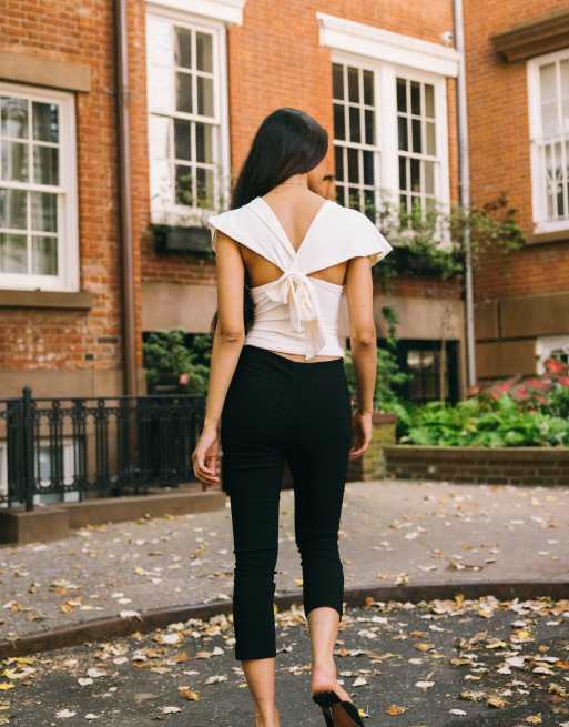 ASOS DESIGN - Mouwloze top van polyamide met diep decolleté en gestrikte achterkant in crème, 7 van 8