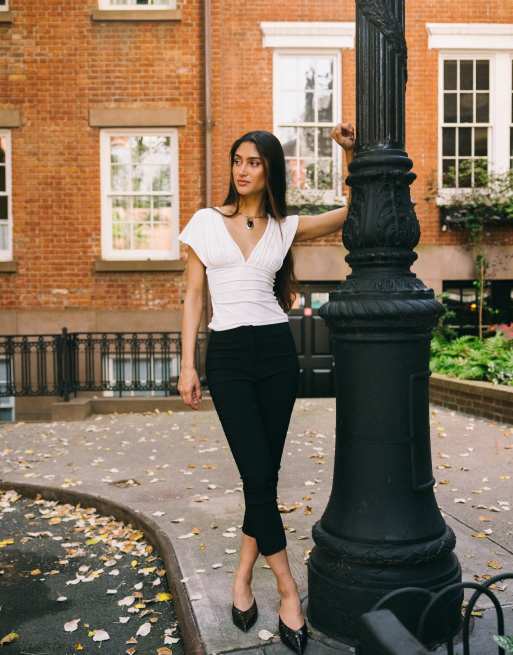 ASOS DESIGN - Mouwloze top van polyamide met diep decolleté en gestrikte achterkant in crème, 8 van 8