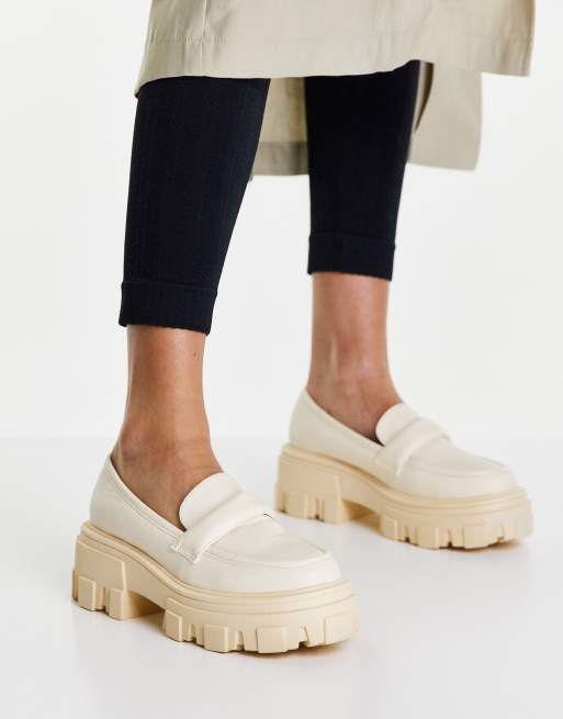 ASOS DESIGN – Movable – Loafer in gebrochenem Regenguss-Weiß mit gepolsterter Verzierung und dicker Sohle