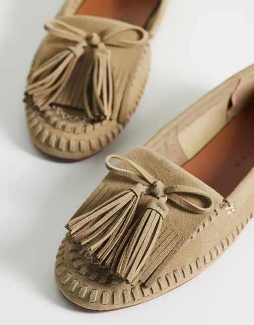 ASOS DESIGN – Moxen – Beige loafers i mockaimitation med fransar, 2 av 4