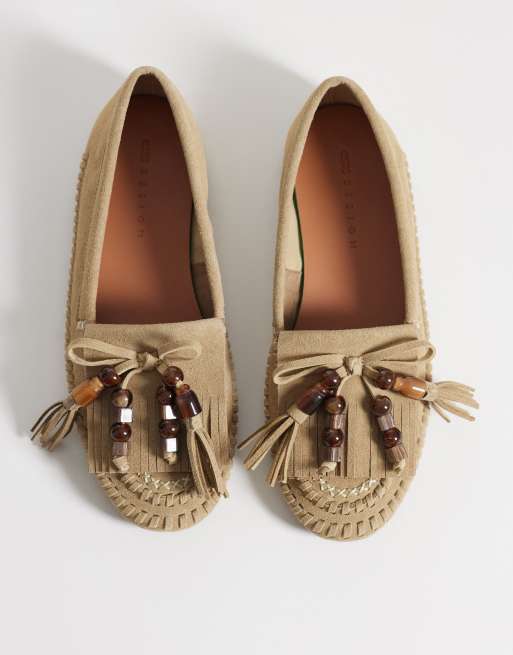 ASOS DESIGN - Moxen - Mocasines color arena de antelina con borlas de cuentas