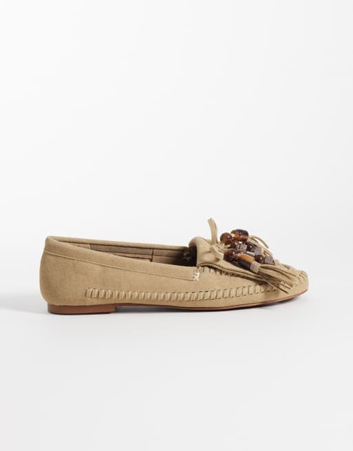ASOS DESIGN – Moxen – Sandfärgade loafers i mockaimitation med pärlprydda tofsar, 2 av 4