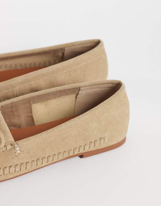 ASOS DESIGN – Moxen – Sandfärgade loafers i mockaimitation med pärlprydda tofsar, 3 av 4