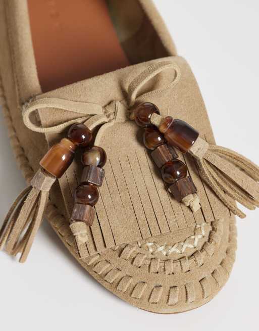 ASOS DESIGN – Moxen – Sandfärgade loafers i mockaimitation med pärlprydda tofsar, 4 av 4