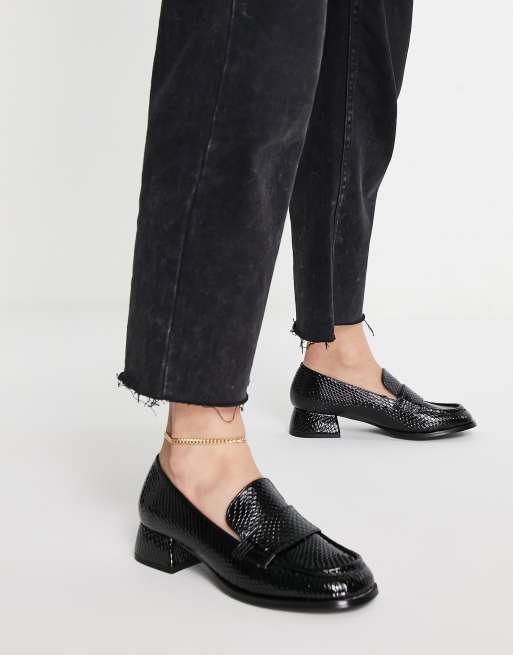 ASOS DESIGN - Moya - Mocassini pitonati con tacco in vernice nera
