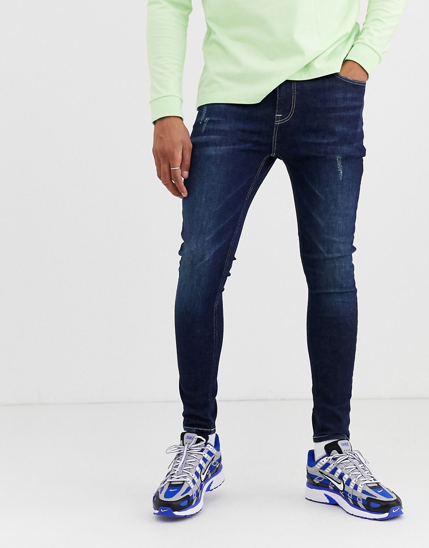 ASOS DESIGN - mørke spray-on jeans i powerstretch med slidmærker i forvasket model-Blå