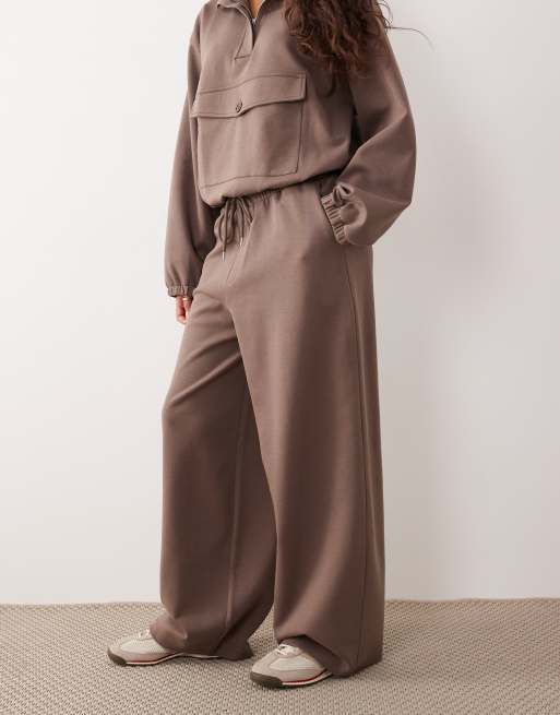 ASOS DESIGN - Mørkebrune joggingbukser med interlock-syninger og ekstrem ståkrave - Del af sæt, 2 af 5