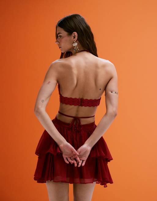 ASOS DESIGN - Mørkerød hæklet minikjole med udskæringer, lagdelt nederdel og paneler i imiteret ruskind, 3 af 4