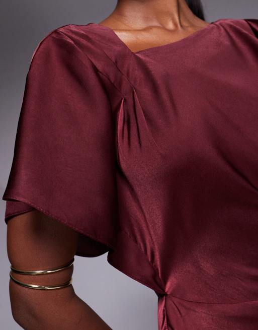 ASOS DESIGN - Mørkerød maxikjole i satin med asymmetrisk hals og plisserede skuldre samt nederdelsdetalje, 3 af 4