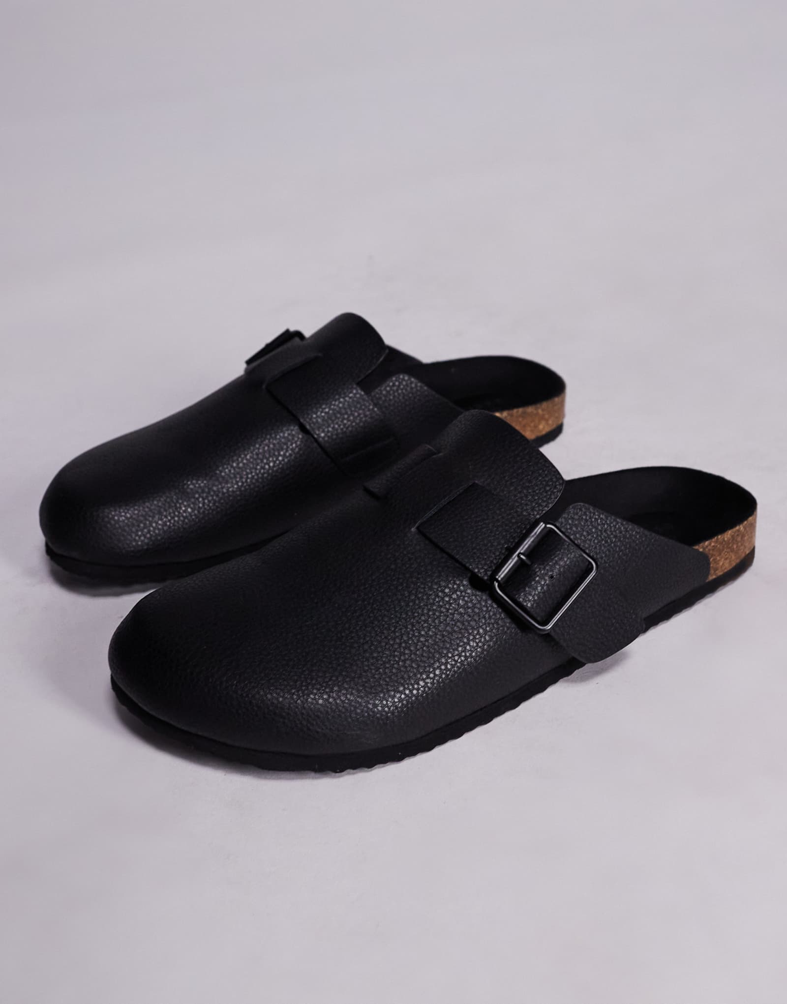 Дизайнерские сандалии ASOS mule clog черного цвета с пробковой подошвой