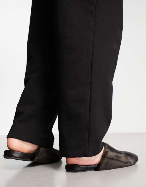 ASOS DESIGN – Mule-Hausschuhe in Dunkelbraun aus Kunstpelz, 2 von 4