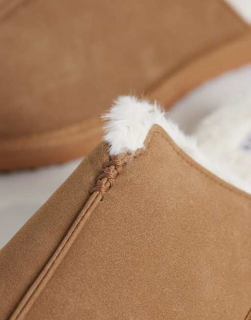ASOS DESIGN mule-hjemmesko i beige med foer i cremefarvet imiteret lammeskind, 4 af 4