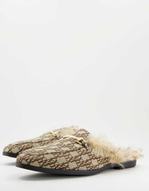 ASOS DESIGN - Mule-loafers med monogramprint og imiterede pelsdetaljer