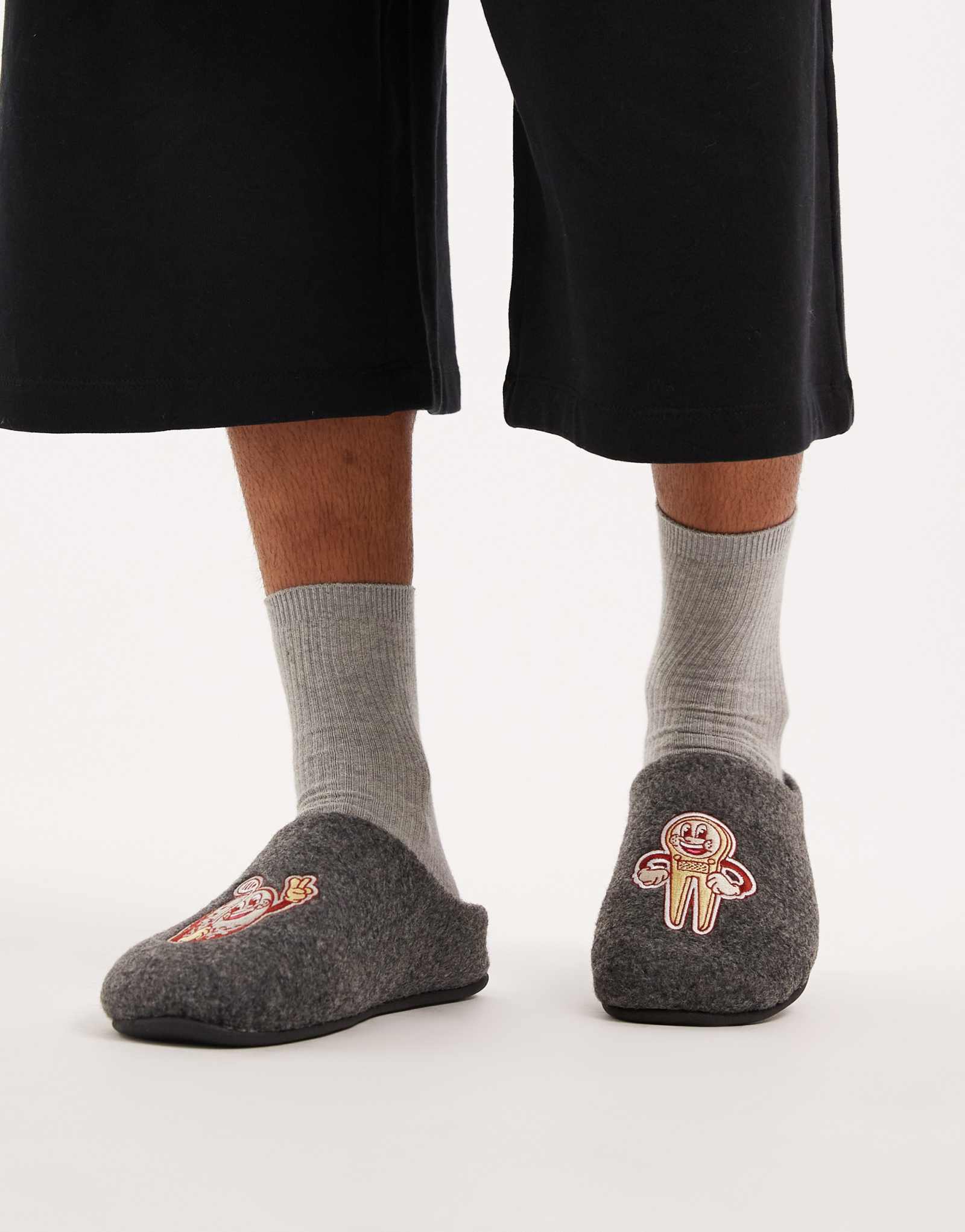 Дизайнерские тапочки ASOS mule из серого фетра с рисунком гольфа 