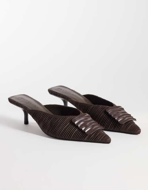 ASOS DESIGN mules à talon kitten et bout pointu avec détail de bordure ondulée Surprise, couleur chocolat, 2 de 5