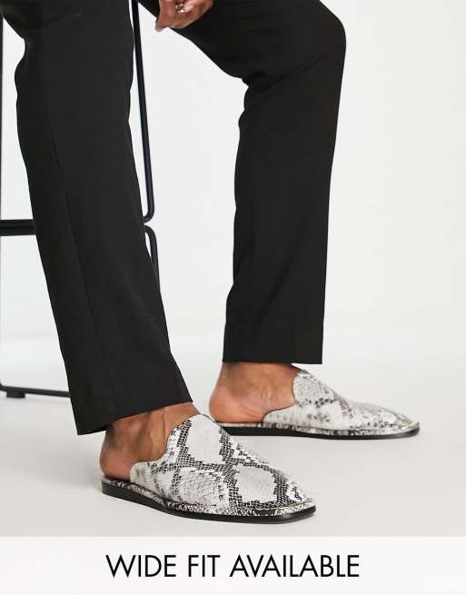 ASOS DESIGN Mules aus Leder mit Schlangenmuster und Zehenpartie mit Metallverzierung ASOS