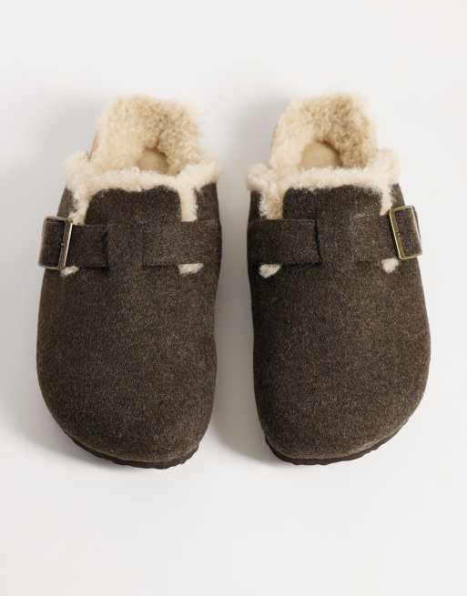 ASOS DESIGN mules avec détail de boucle et doublure en imitation peau de mouton en feutre marron, 3 de 4