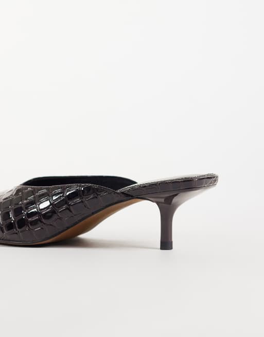 ASOS DESIGN mules con punta e tacco kitten effetto coccodrillo color cioccolato, 4 di 4