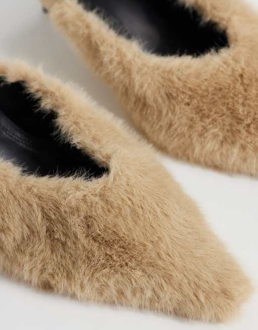 ASOS DESIGN - Mules con tacón bajo de punta en pelo beige, 4 de 5