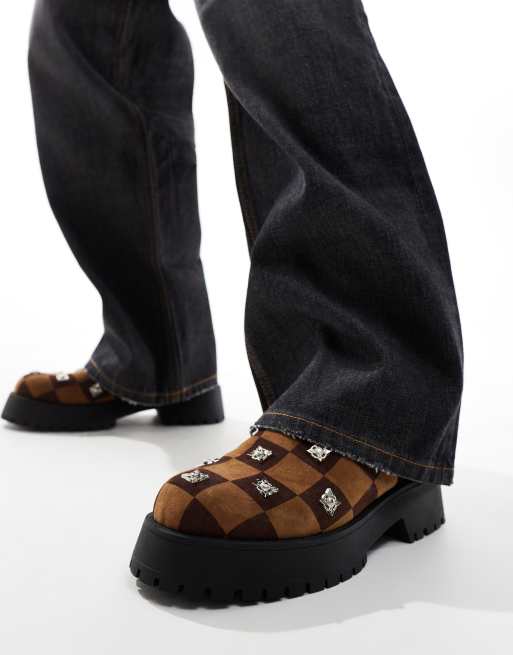 ASOS DESIGN – Mules in Braun mit Schachbrettmuster und dicker Sohle
