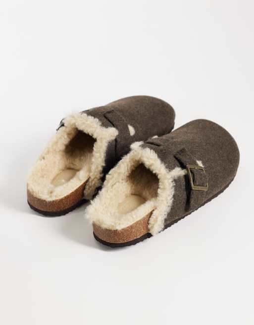 ASOS DESIGN mules med spændedetalje og for i imiteret lammeskind i brun filt, 4 af 4