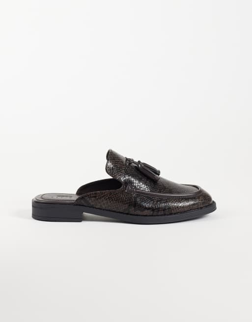 ASOS DESIGN mules tipo mocasín con borla en estampado serpiente marrón, 1 de 5