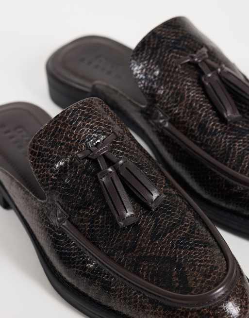ASOS DESIGN mules tipo mocasín con borla en estampado serpiente marrón, 3 de 5