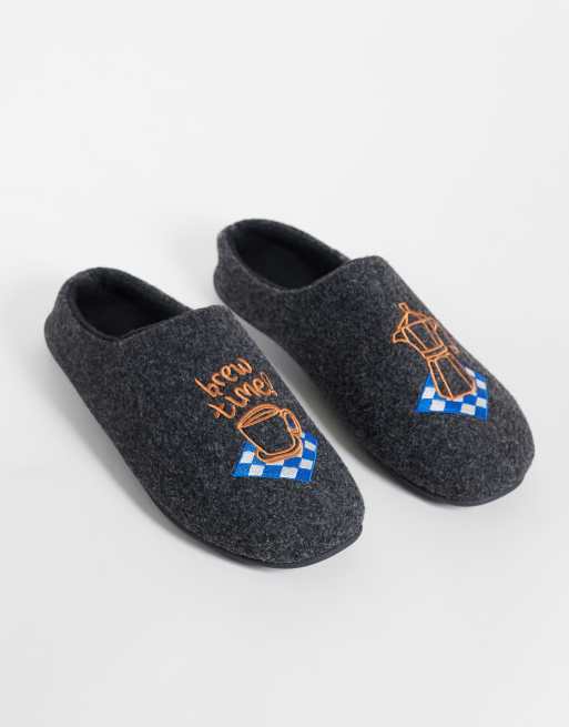 ASOS DESIGN mules tipo zapatilla en fieltro gris carbón con diseño gráfico, 1 de 4