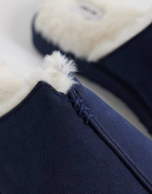 ASOS DESIGN mules-tofflor i marinblått med fuskfårskinnsfoder i marinblått, 2 av 4