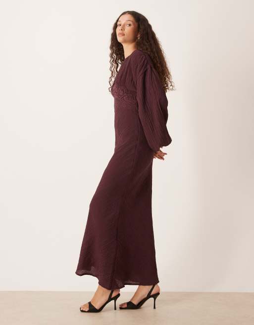 ASOS DESIGN – Mullbärsröd maxiklänning med rund halsringning, volymärmar och spetsdetalj vid bysten, 2 av 4