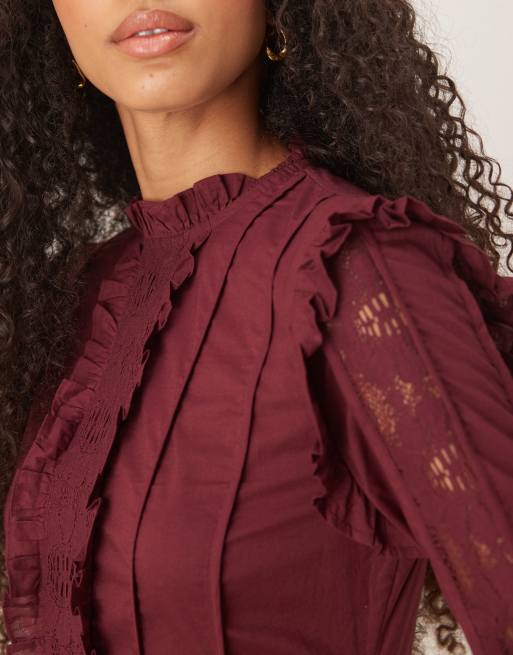 ASOS DESIGN – Mullbärsröd miniklänning med hög halsringning, sänkt midja, volanger och puffkjol, 3 av 4