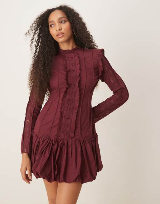 ASOS DESIGN – Mullbärsröd miniklänning med hög halsringning, sänkt midja, volanger och puffkjol, 4 av 4