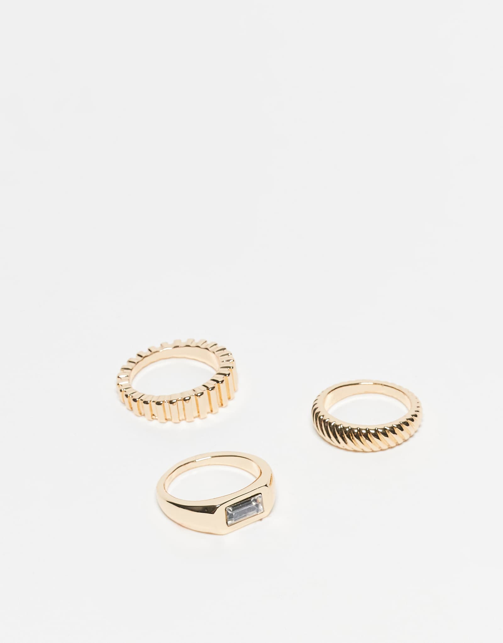 ДИЗАЙНЕРСКАЯ серия колец ASOS DESIGN с горизонтальной печаткой, украшенной камнями, и рельефным рисунком в золотых тонах