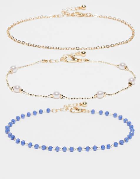 ASOS DESIGN – Multipack Fußkettchen in Gold-Optik mit verschiedenen Designs mit blauen Schmucksteinen und Zierperlen - view 1