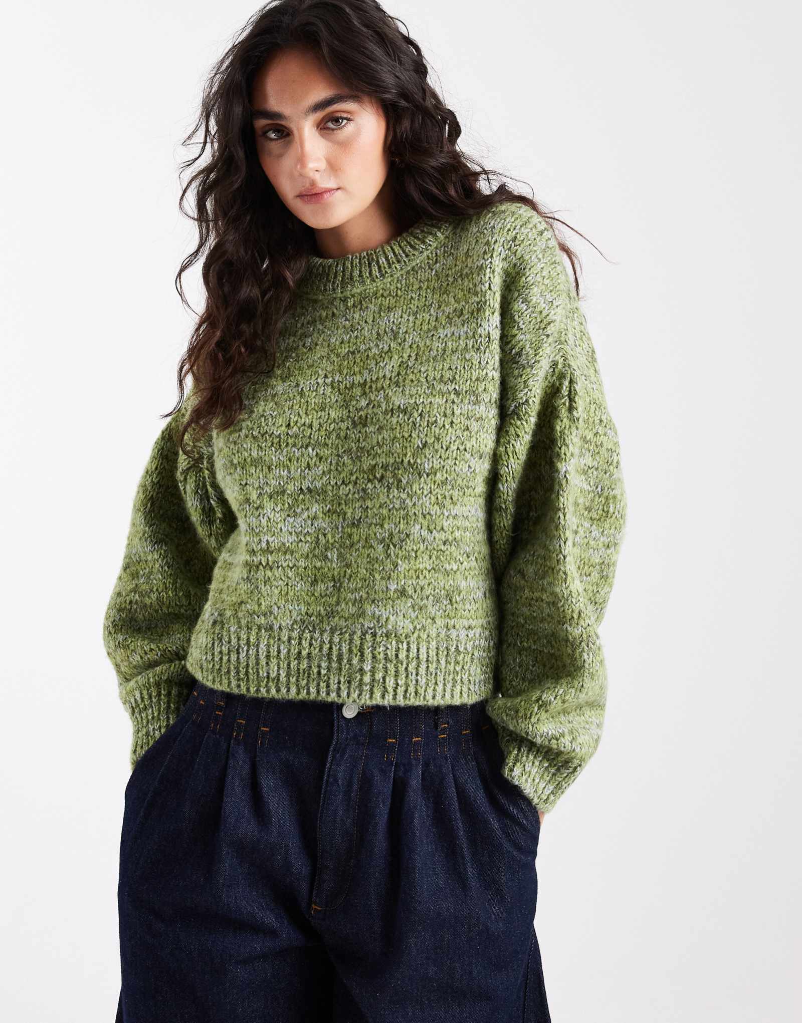 Свитер ASOS DESIGN с множеством деталей на рукавах зеленого и синего цветов