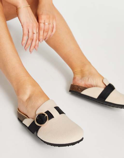 closed in flat shoes