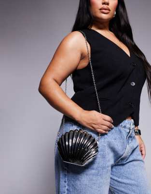 ASOS DESIGN - Muschel-Clutch in Silber-Optik aus Metall mit Crossbody-Riemen