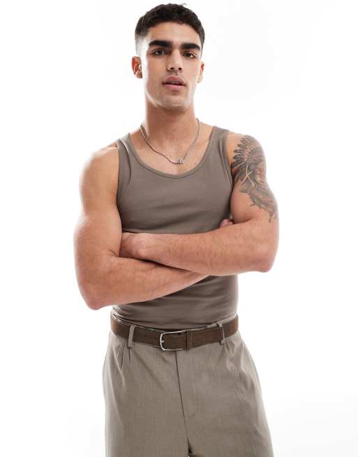 ASOS DESIGN muscle fit brunt linne