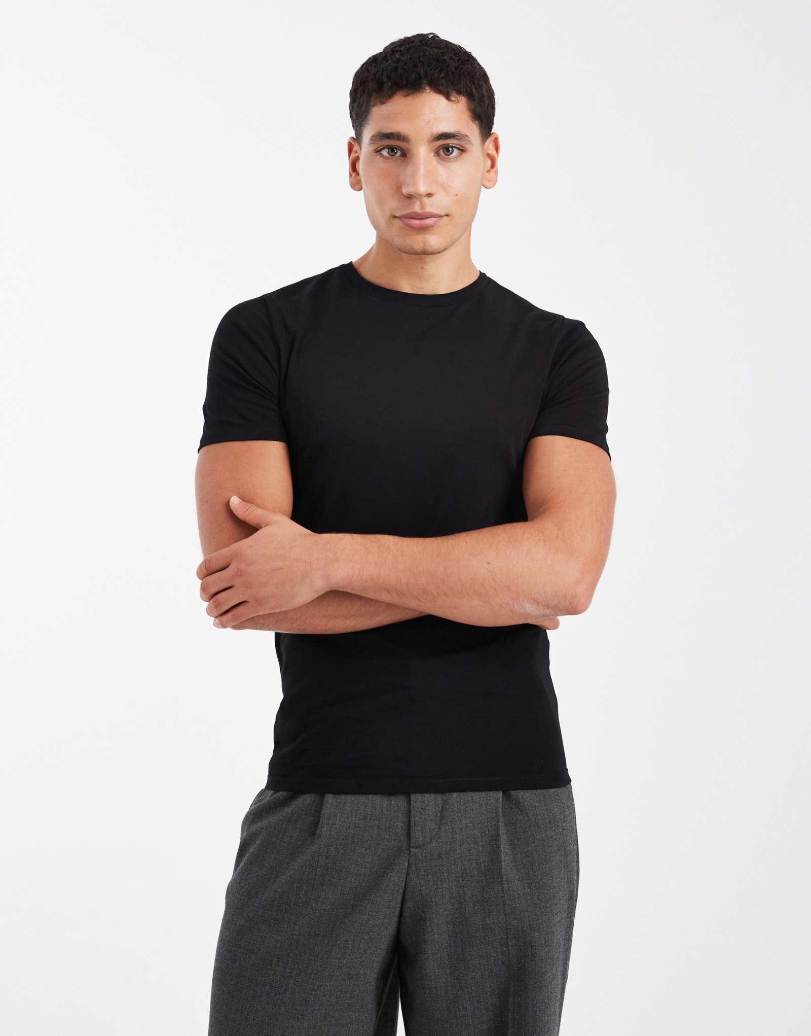 Футболка с круглым вырезом от ASOS DESIGN muscle fit черного цвета