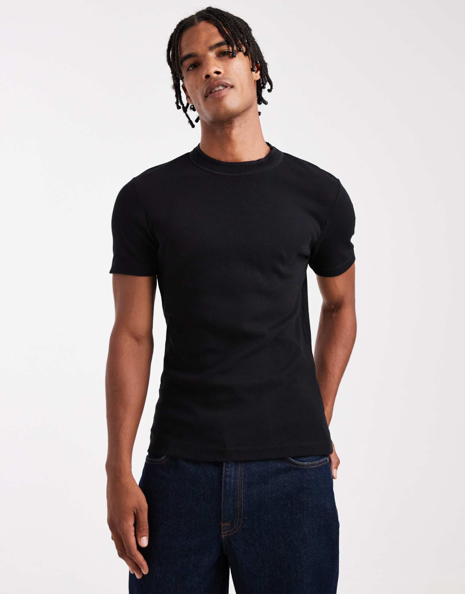 Футболка в рубчик с высоким воротом от ASOS DESIGN muscle fit черного цвета
