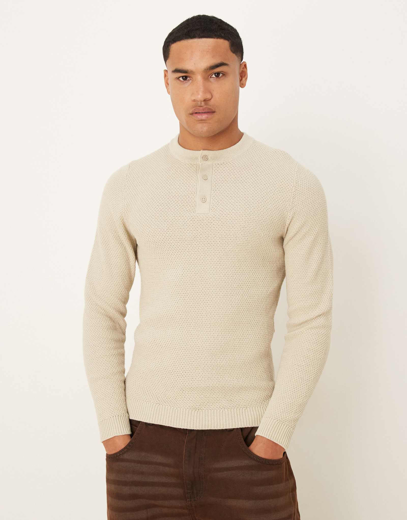 Вязаный свитер с воротником Хенли кремового цвета от ASOS DESIGN muscle fit