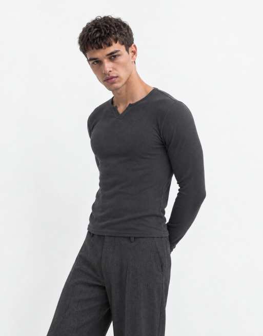 ASOS DESIGN Muscle Fit Langarm-T-Shirt mit Schlitz-Ausschnitt in Anthrazitgrau, gerippt, 7 von 9