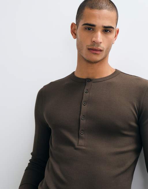 ASOS DESIGN muscle fit långärmad henley-t-shirt i brun ribb, 4 av 5