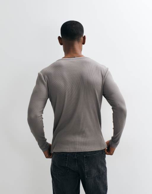 ASOS DESIGN muscle fit långärmad henley-t-shirt i grå ribb, 5 av 5