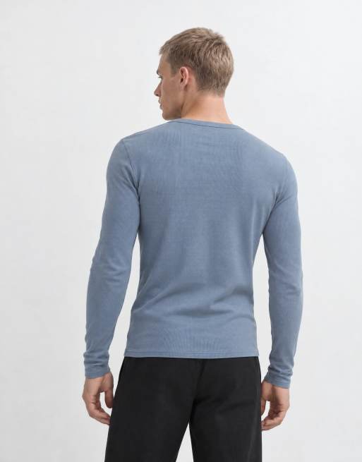 ASOS DESIGN muscle fit långärmad henley-t-shirt i ljusblå ribb, 8 av 9