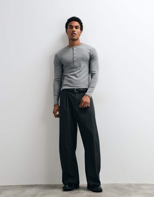 ASOS DESIGN muscle fit långärmad henley-t-shirt i mörkgråmelerad ribb, 2 av 10